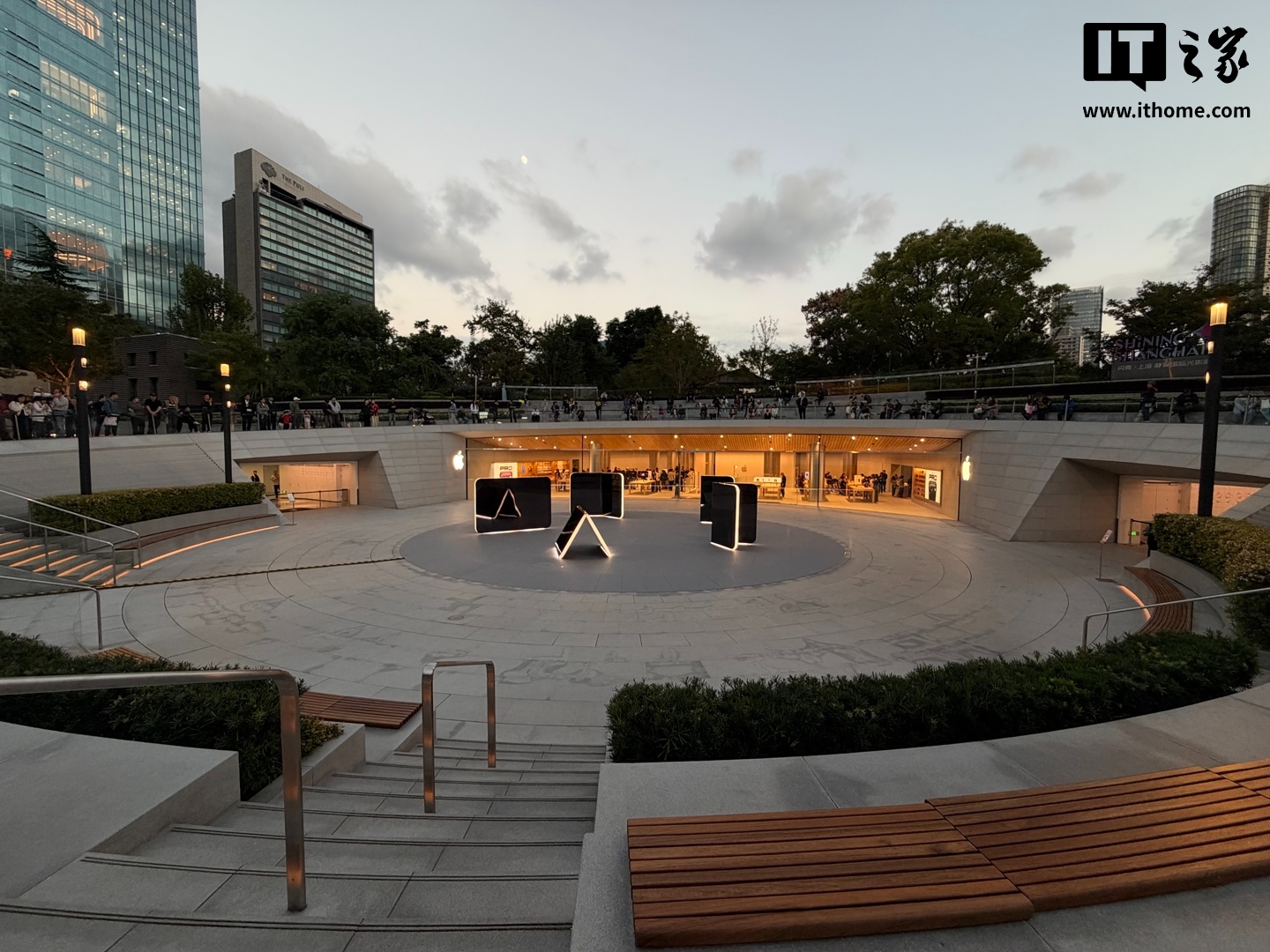 苹果 Apple Store 零售店 iPhone Duo 巨型雕塑揭幕首秀：全球四家店展出，中国有一家