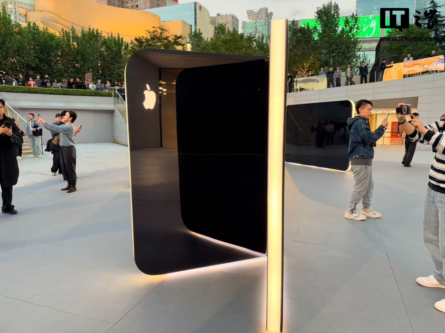 苹果 Apple Store 零售店 iPhone Duo 巨型雕塑揭幕首秀：全球四家店展出，中国有一家