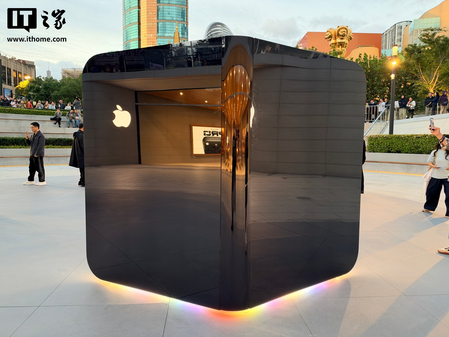 苹果 Apple Store 零售店 iPhone Duo 巨型雕塑揭幕首秀：全球四家店展出，中国有一家