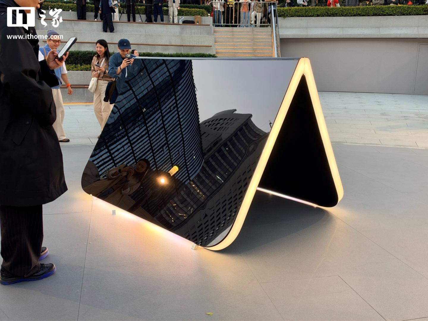 苹果 Apple Store 零售店 iPhone Duo 巨型雕塑揭幕首秀：全球四家店展出，中国有一家