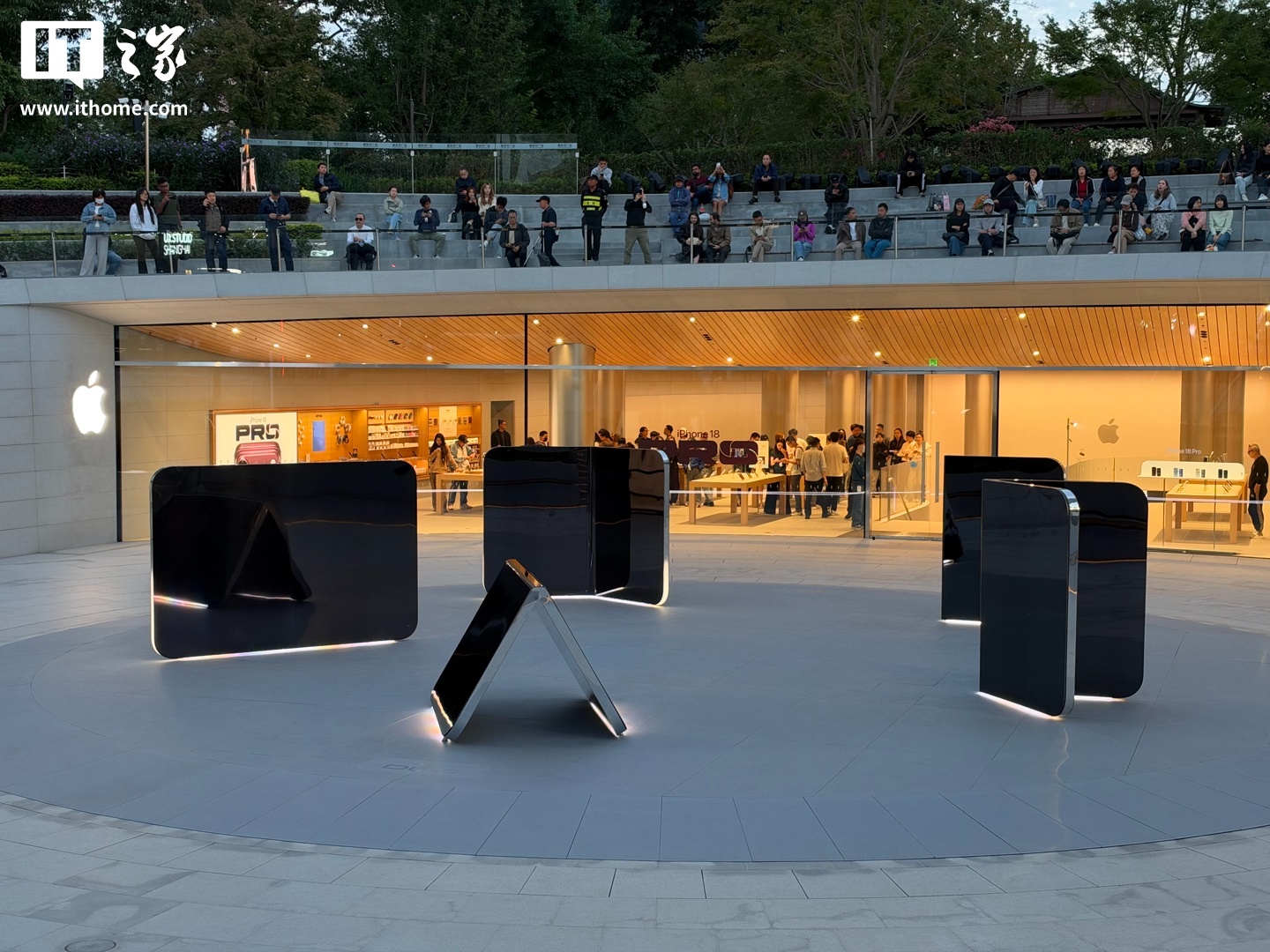 苹果 Apple Store 零售店 iPhone Duo 巨型雕塑揭幕首秀：全球四家店展出，中国有一家