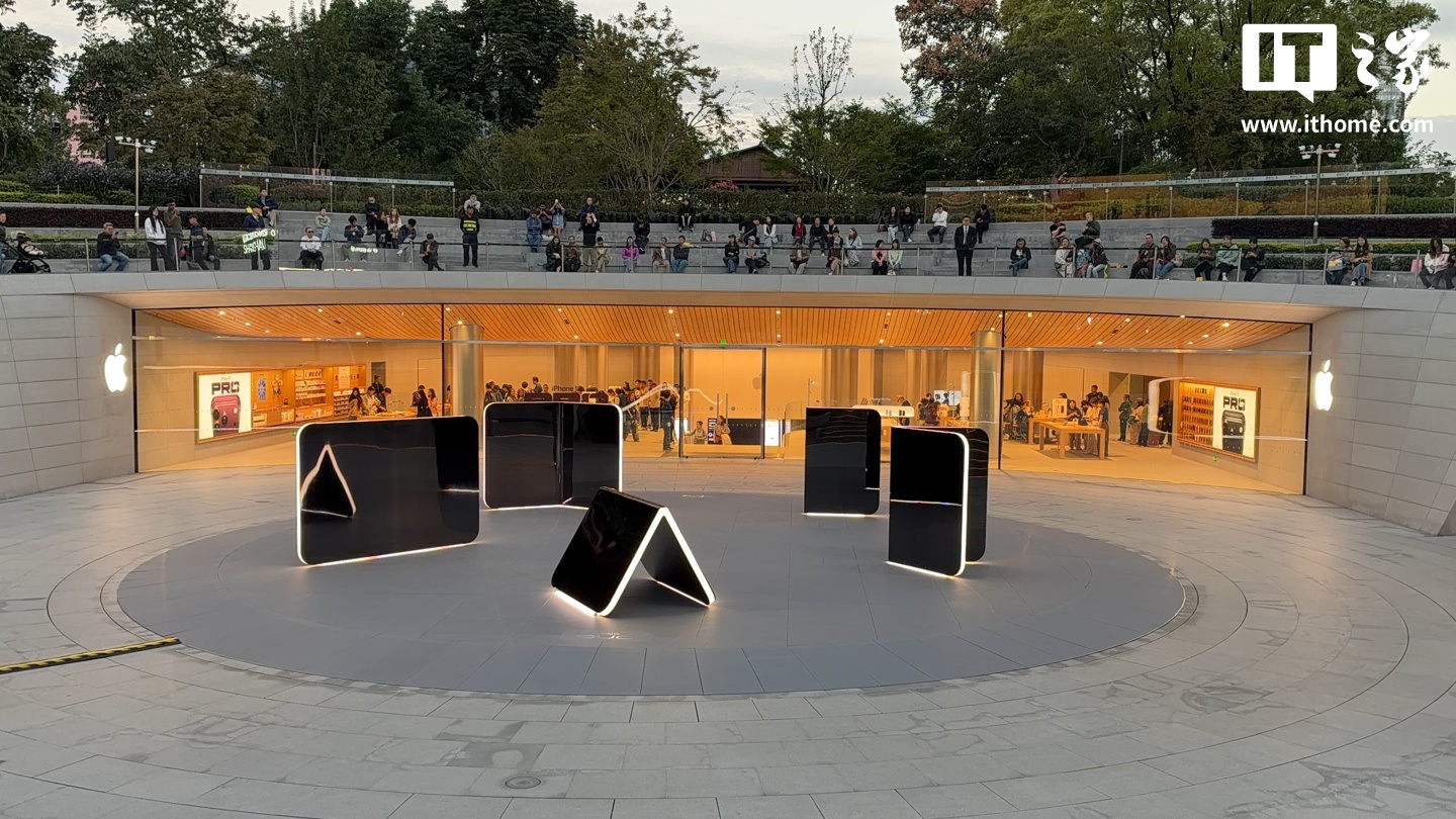 苹果 Apple Store 零售店 iPhone Duo 巨型雕塑揭幕首秀：全球四家店展出，中国有一家
