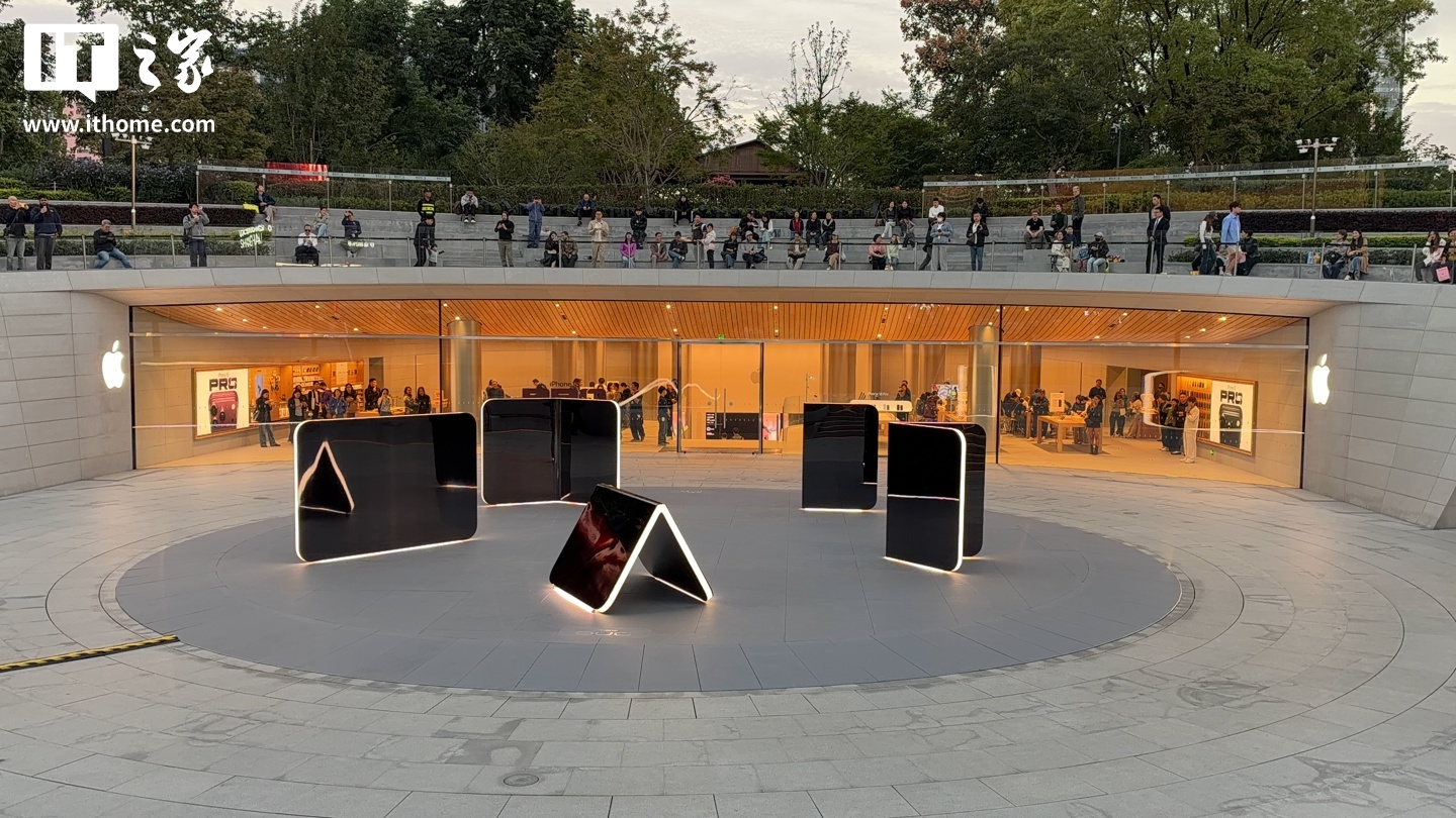 苹果 Apple Store 零售店 iPhone Duo 巨型雕塑揭幕首秀：全球四家店展出，中国有一家