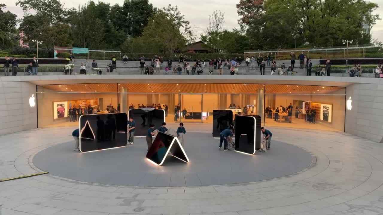 苹果 Apple Store 零售店 iPhone Duo 巨型雕塑揭幕首秀：全球四家店展出，中国有一家