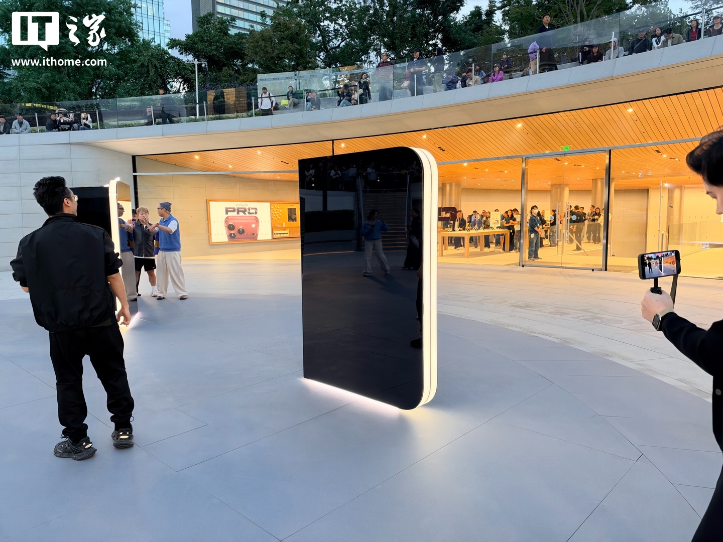 苹果 Apple Store 零售店 iPhone Duo 巨型雕塑揭幕首秀：全球四家店展出，中国有一家