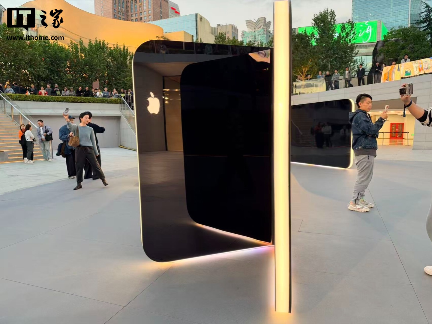 苹果 Apple Store 零售店 iPhone Duo 巨型雕塑揭幕首秀：全球四家店展出，中国有一家