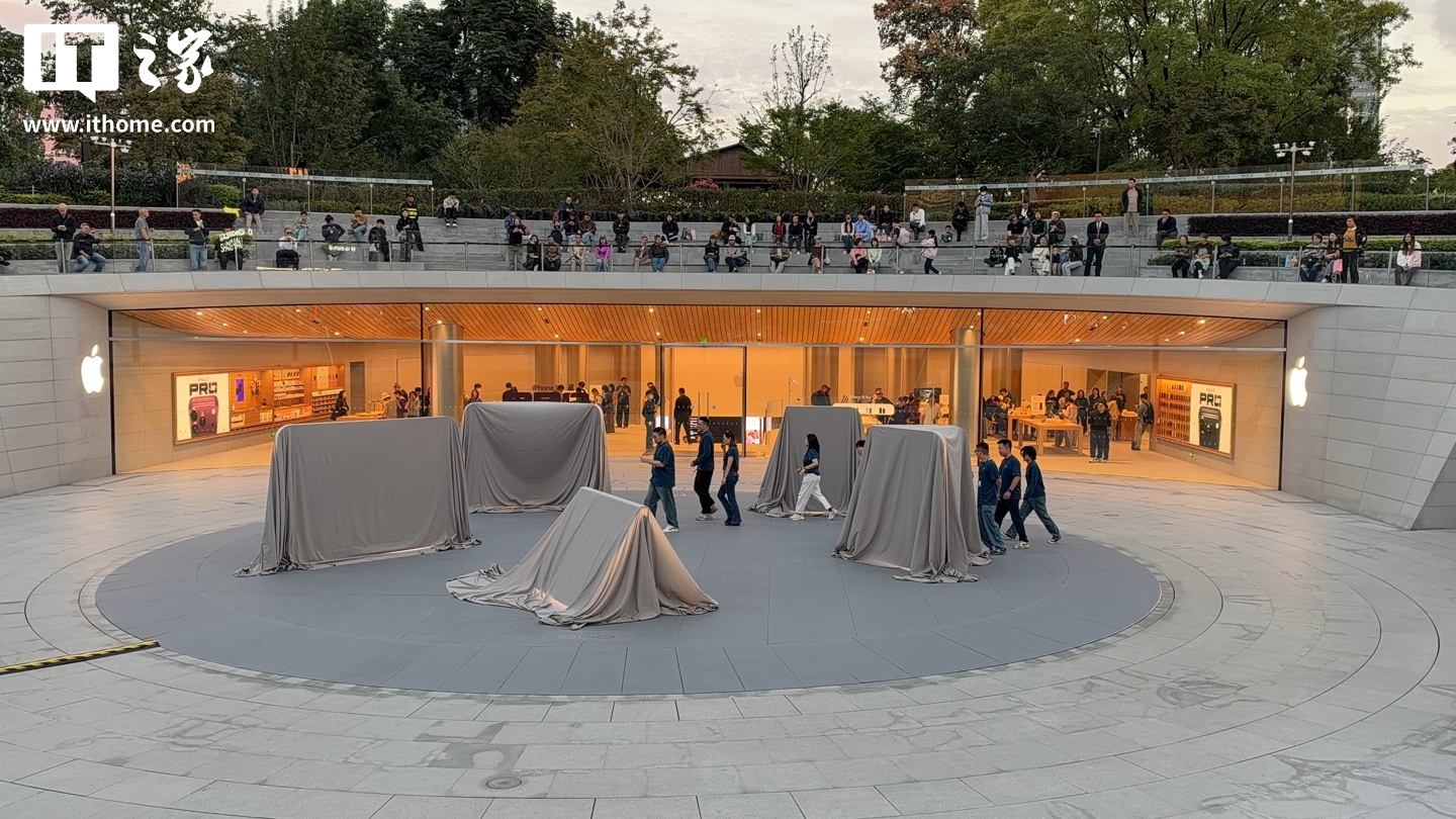 苹果 Apple Store 零售店 iPhone Duo 巨型雕塑揭幕首秀：全球四家店展出，中国有一家