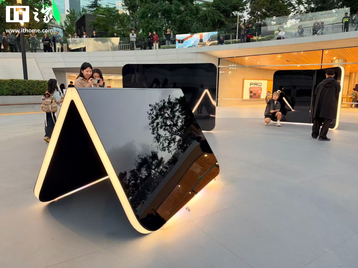 苹果 Apple Store 零售店 iPhone Duo 巨型雕塑揭幕首秀：全球四家店展出，中国有一家